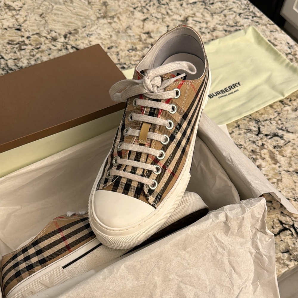 Size 42 (9) men’s